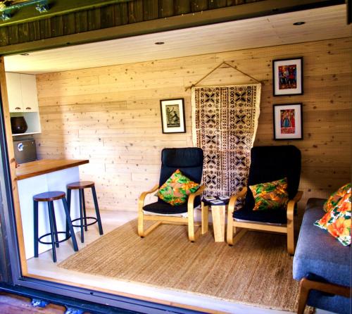Arorangi Apartment | 'ARE PEPE one bedroom container style unit