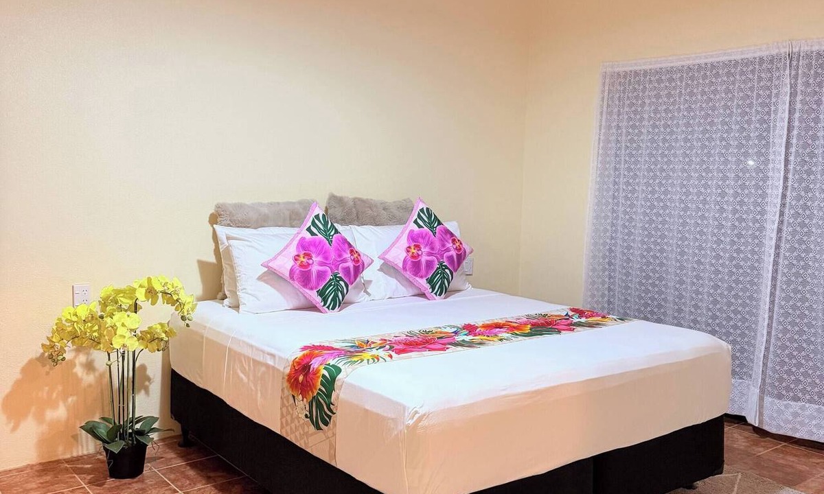 Tapere of Titikaveka House | Mountain Views, 3BR Family Home, Near Muri Beach