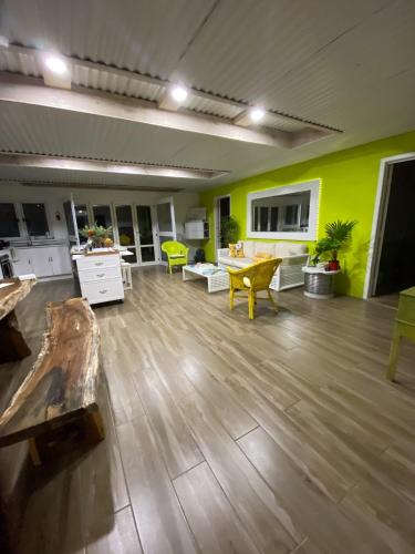 Matavera House | ShineAwayHomes - Family Beach Front central air con