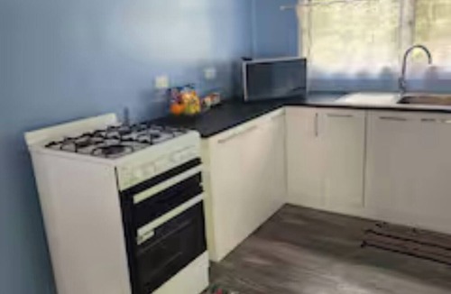 Takuvaine Tapere House | Peaceful 2BR Retreat with AC Near Muri Lagoon