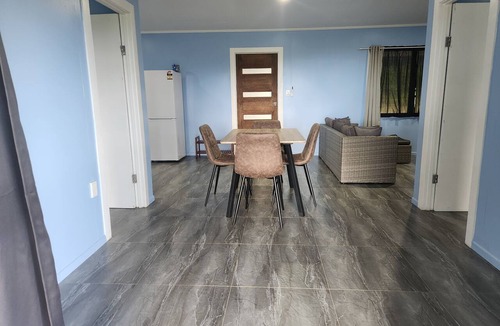 Takuvaine Tapere House | Peaceful 2BR Retreat with AC Near Muri Lagoon
