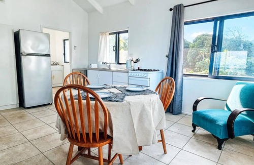 Tapere of Rutaki Apartment | Toreaiva 91 Beachfront Studio - Upper