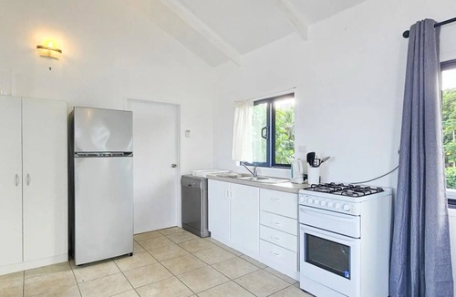 Tapere of Rutaki Apartment | Toreaiva 91 Beachfront Studio - Upper