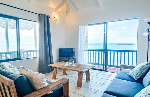 Tapere of Rutaki Apartment | Toreaiva 91 Beachfront Studio - Upper