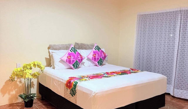 Mountain Views, 3BR Family Home, Near Muri Beach