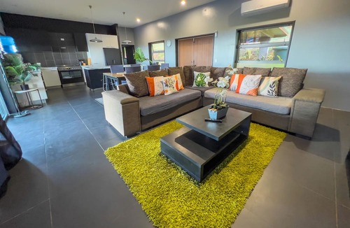 Takuvaine Tapere House | Beautiful Family Friendly House with Pool