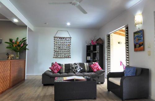 Muri Villa | Muri Beachside Villa with pool