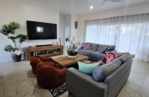Muri Villa | Te Aro Villa 3 brand new 5 brm villa with pool