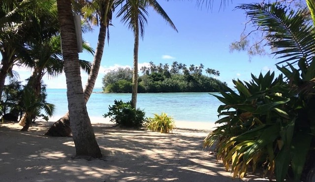 Kokacabana Beach House - 3 bdrm House + Pool, 100% Beach Front @ Muri Beach! in Muri