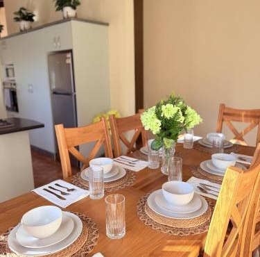 Mountain Views, 3BR Family Home, Near Muri Beach