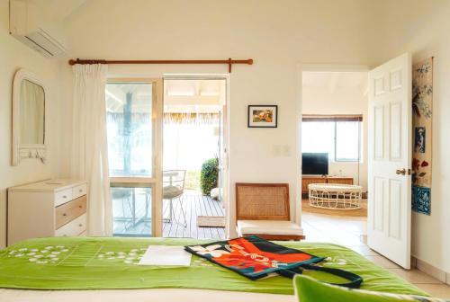 Motu Beachfront Art Villas